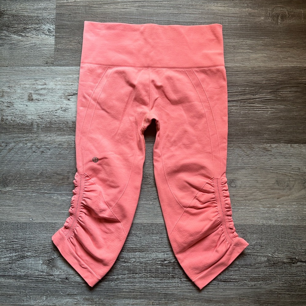 Lululemon ebb to street coral crop size 6